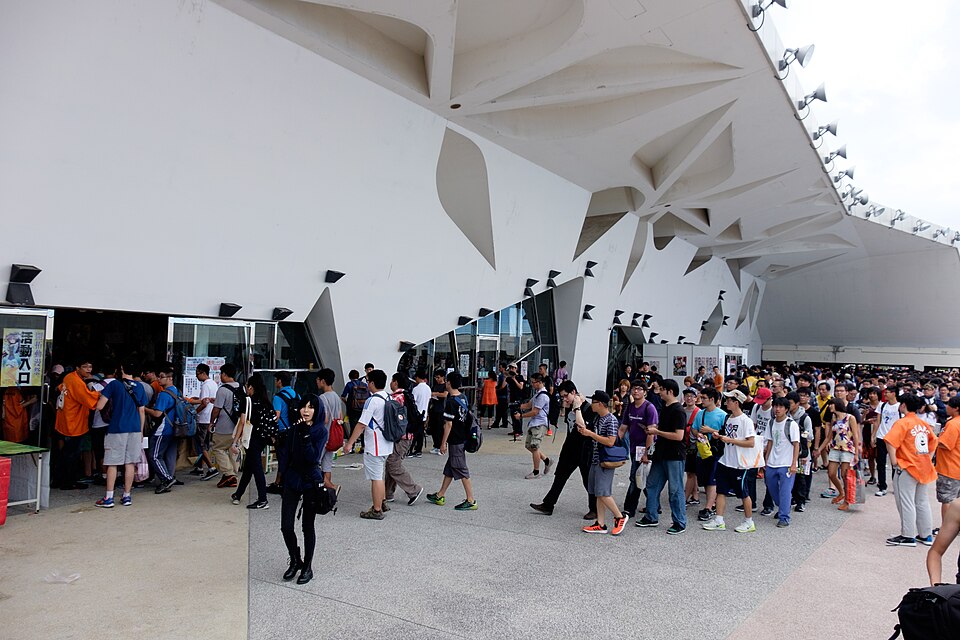 Visitors queuing inside the Expo Dome, FF28, 27 Aug 2016